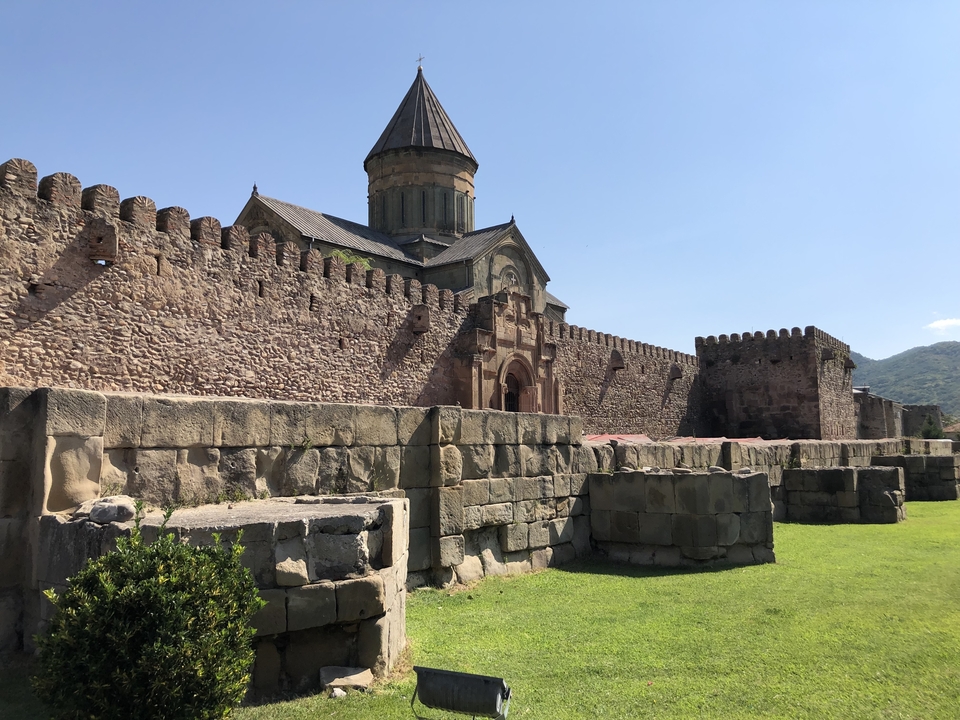 Complexe fortifié avec église et murs de défense.