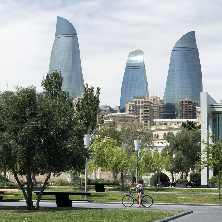 Paysage urbain moderne avec des tours iconiques en forme de croissant.