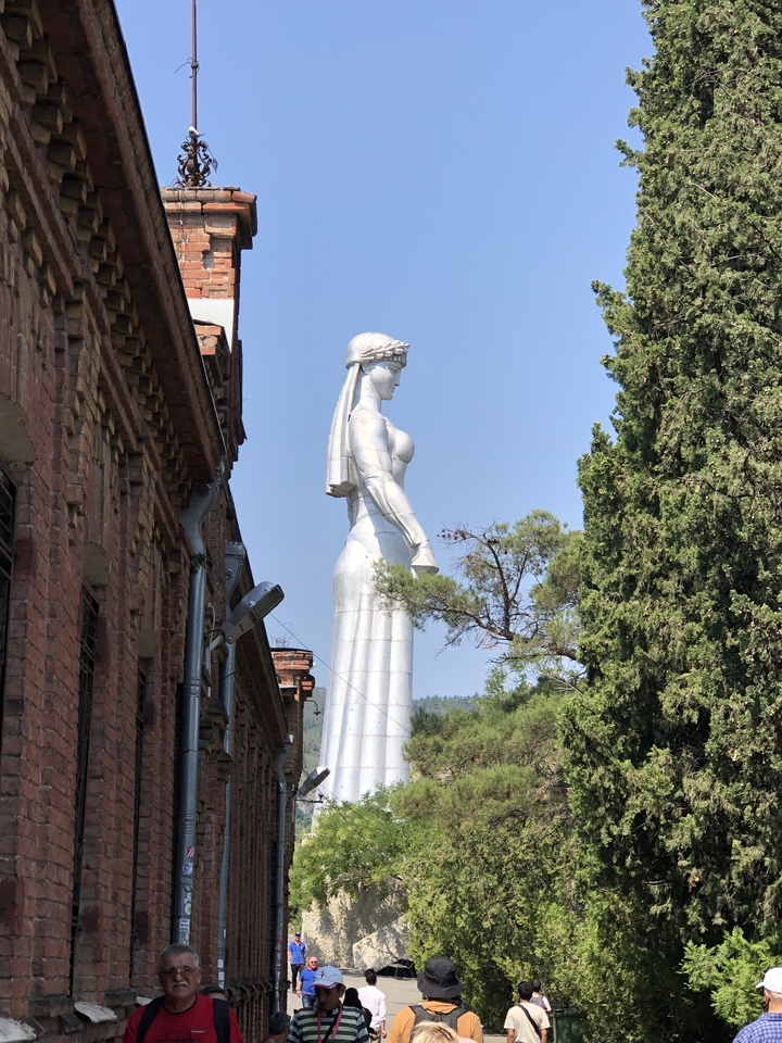 Statue d'une femme dans un parc urbain.