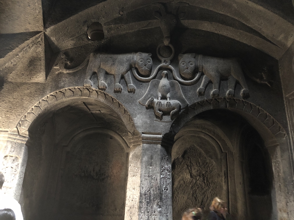 Sculptures en pierre intérieures représentant des animaux.