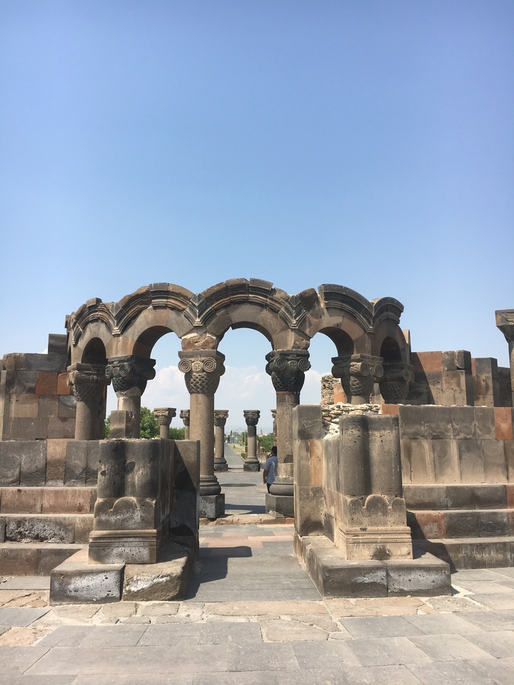 Ruines anciennes avec des arcs sculptés distinctifs.