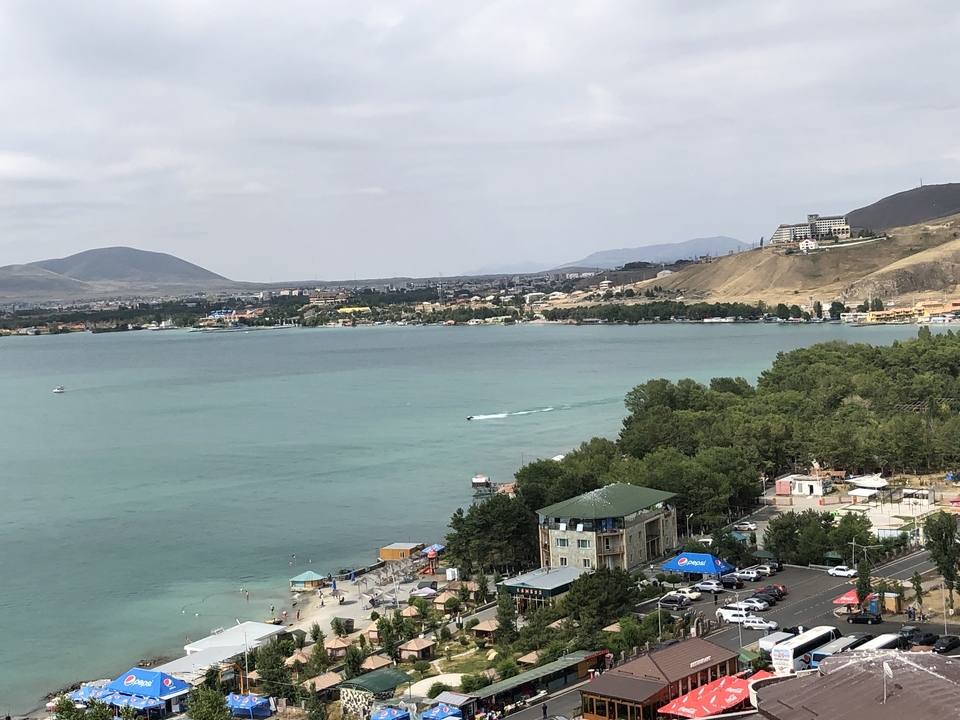 Vue expansive au bord du lac avec toile de fond urbaine.