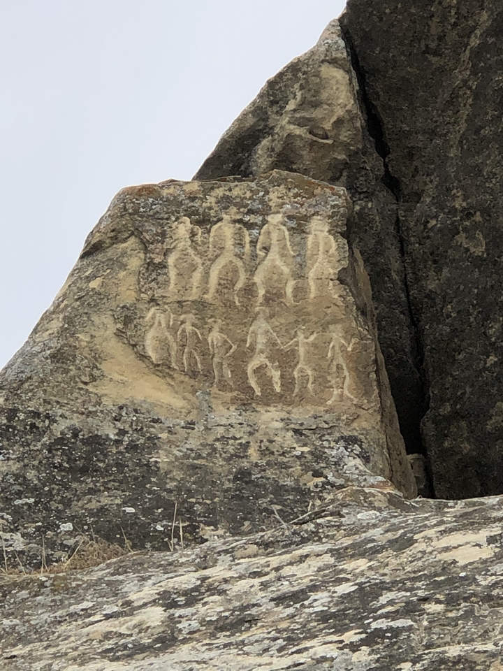 Pétroglyphes gravés dans une surface rocheuse.