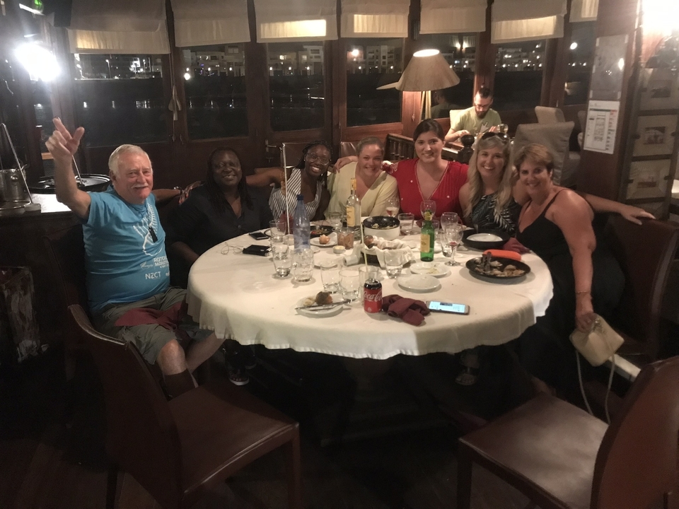 Groupe d'amis dînant ensemble autour d'une table ronde.