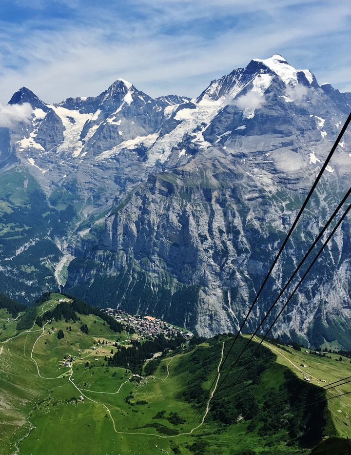 Vue panoramique des montagnes et de la vallée avec téléphériques.