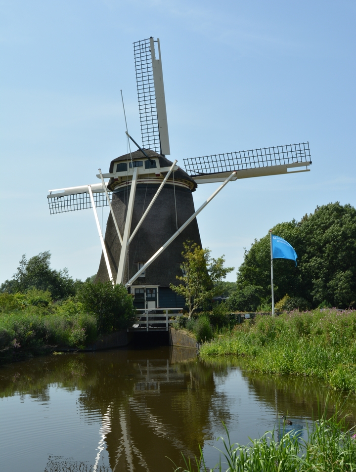 Moulin à vent traditionnel avec ciel bleu.