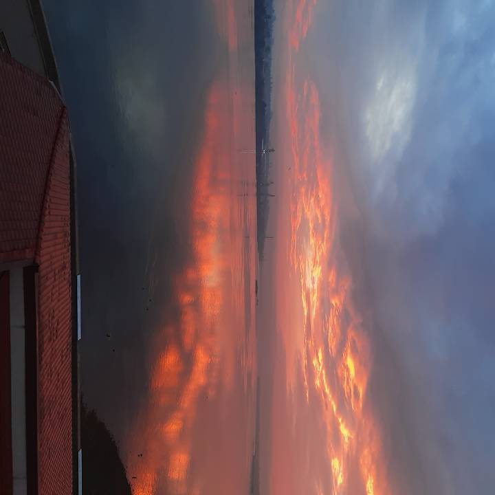 Dramatischer Sonnenuntergang über einem Gewässer.