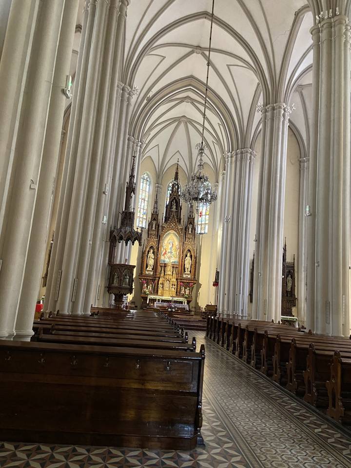 Inneres einer Kirche mit einem kunstvoll verzierten Altar.