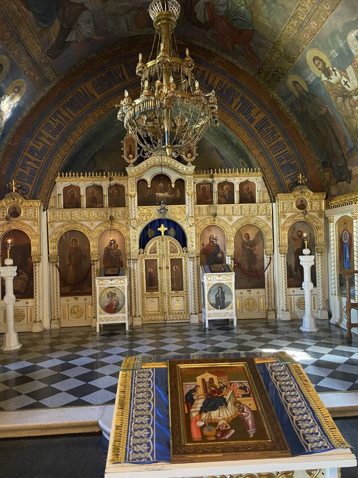 Here's the German translation:
Auf dem Kopf stehender Innenraum einer orthodoxen Kirche mit Ikonostase.