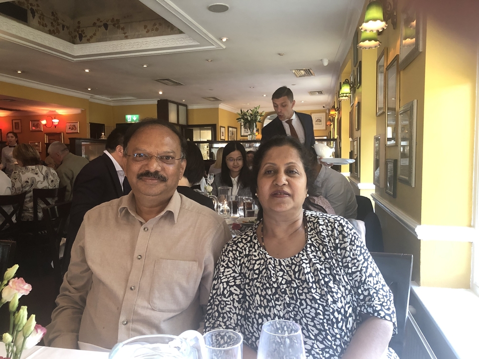 Deux personnes dînant ensemble à l'intérieur.