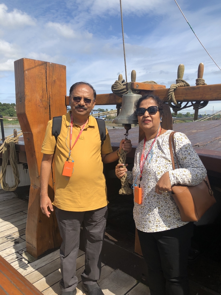 Deux personnes sur un pont tenant une corde de cloche.