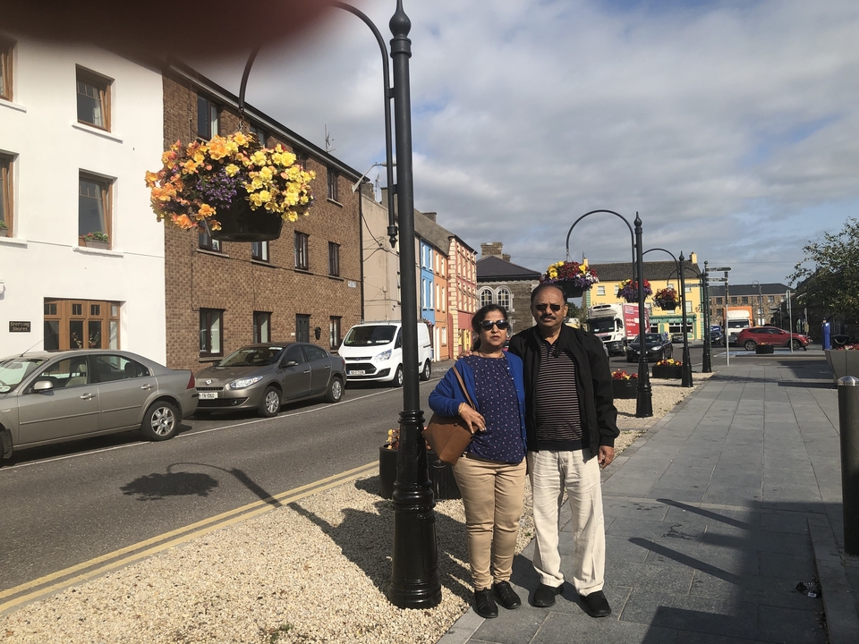 Deux personnes posant dans une rue de la ville.