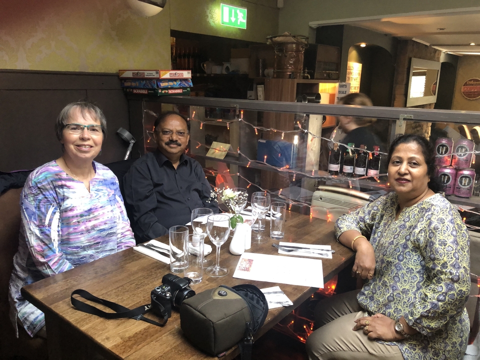 Trois personnes dînant à une table de restaurant.