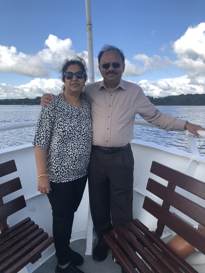 Deux personnes sur le pont d'un bateau.