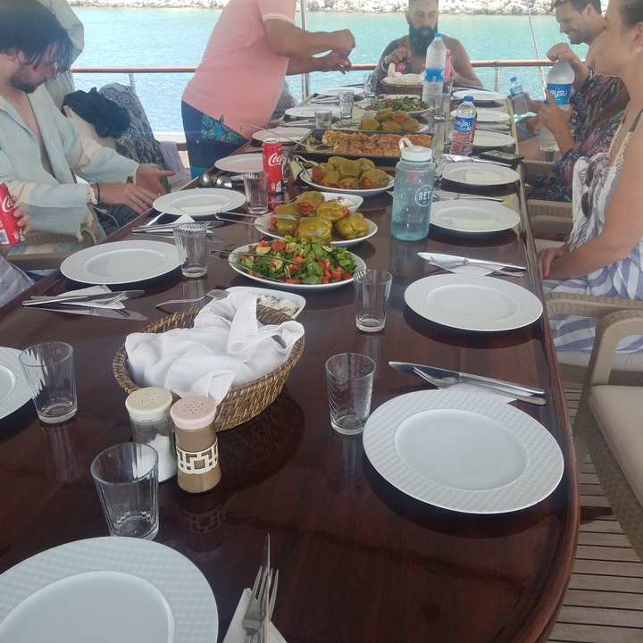 Table de salle à manger avec des assiettes de nourriture et des boissons.