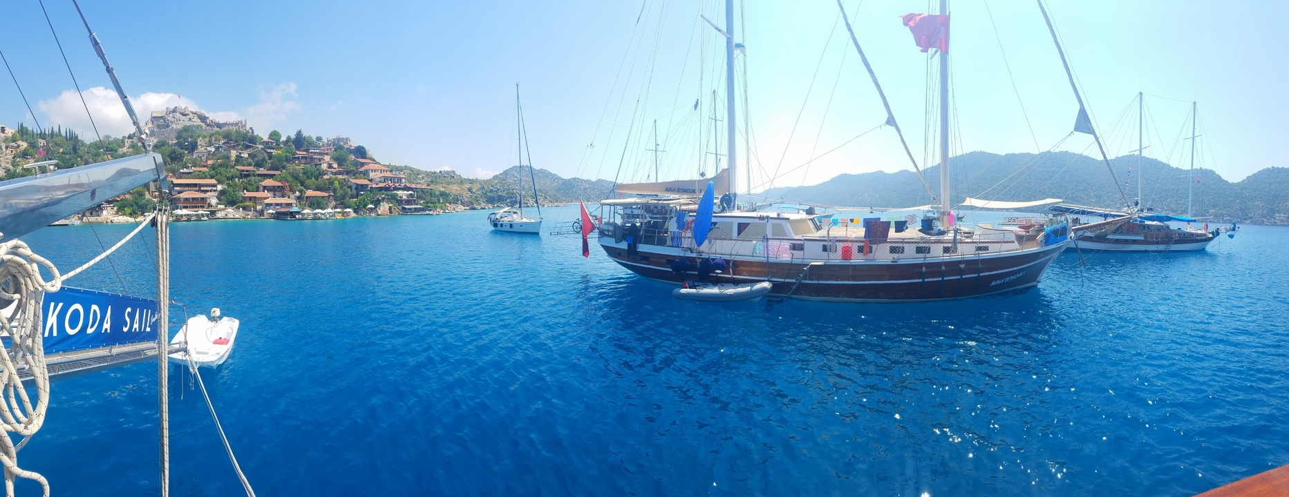 Des voiliers ancrés dans une mer d'un bleu éclatant.