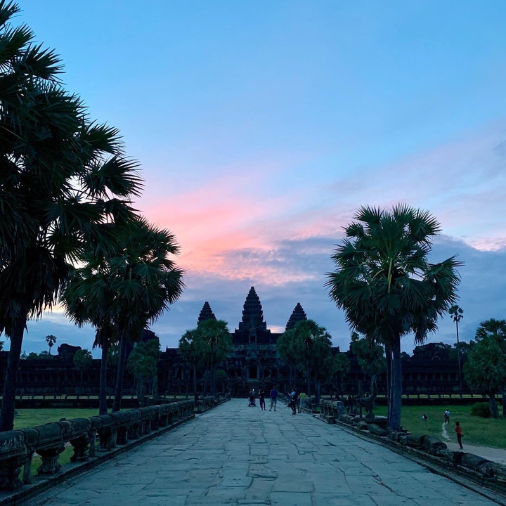 Silueta de Angkor Wat con una hermosa puesta de sol de fondo.