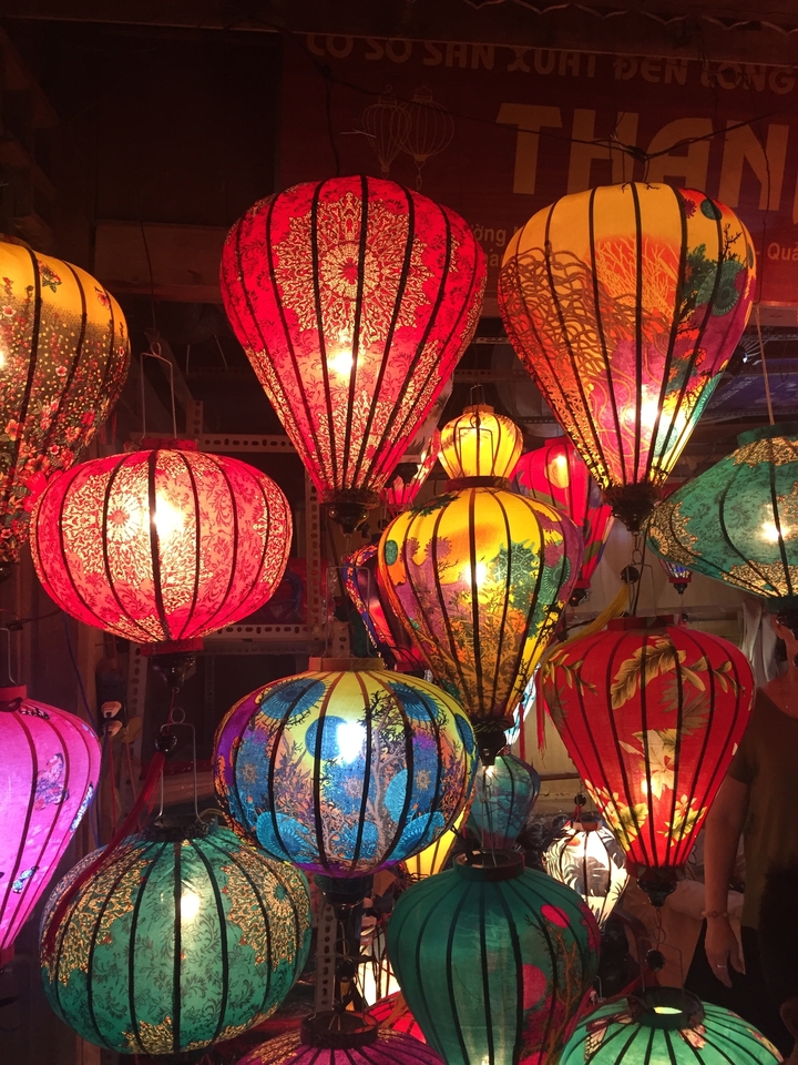 Una variedad de linternas coloridas brillando en la noche.