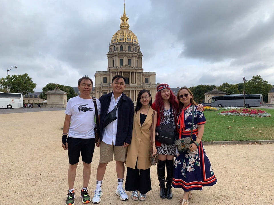 Groupe de personnes posant devant un bâtiment historique avec un dôme.