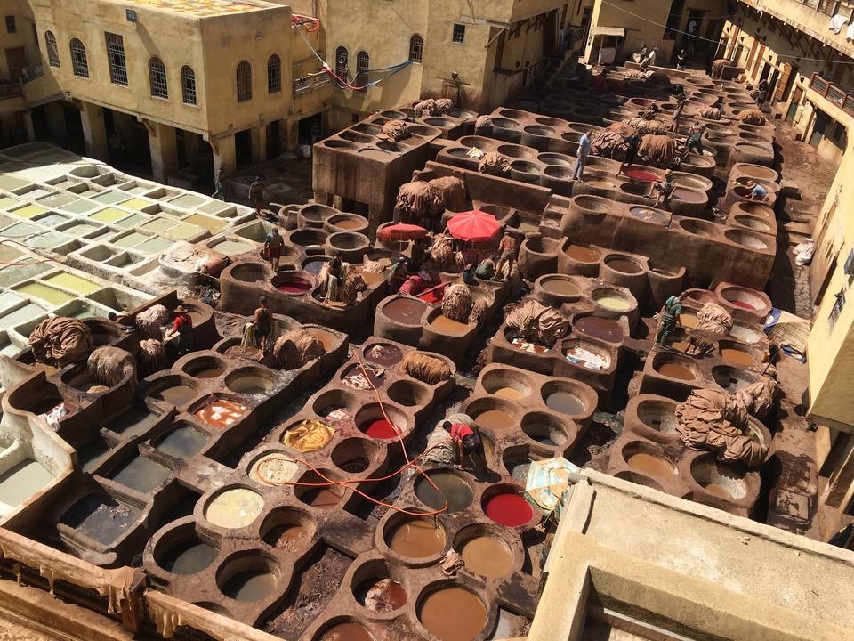 Vue aérienne d'une tannerie traditionnelle avec des personnes au travail.