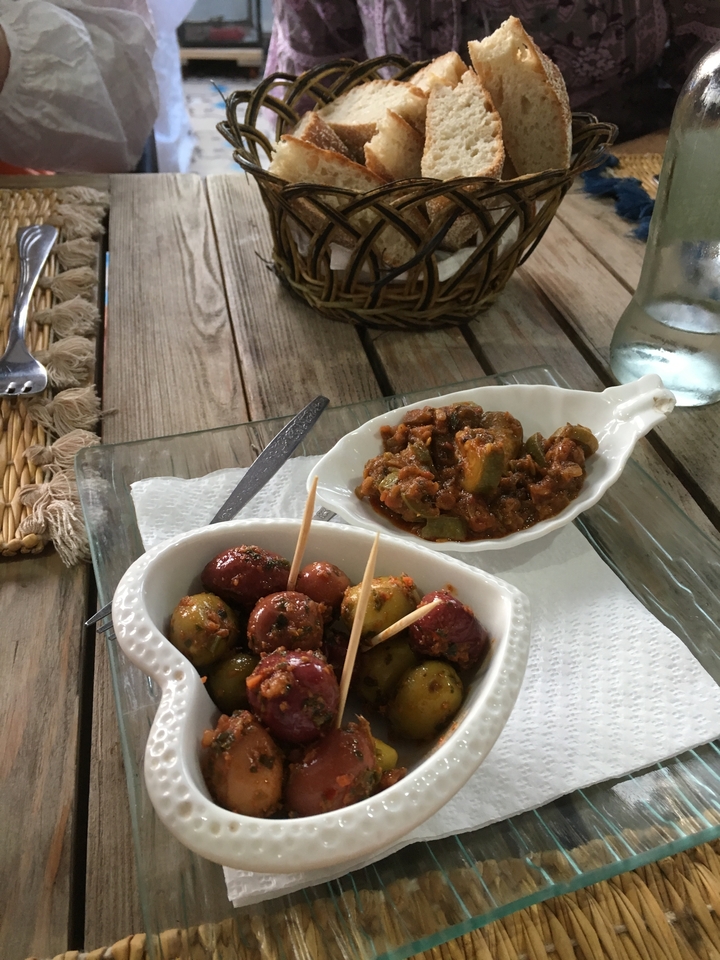 Apéritifs marocains traditionnels dans des plats sur une table en bois.