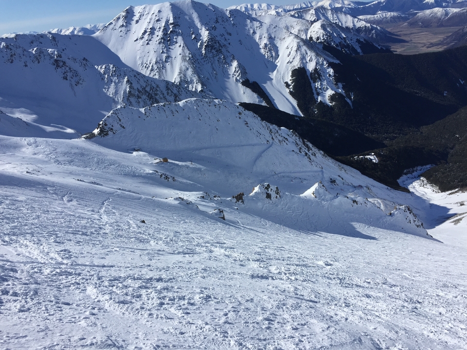 Montagnes enneigées sous un ciel bleu éclatant.