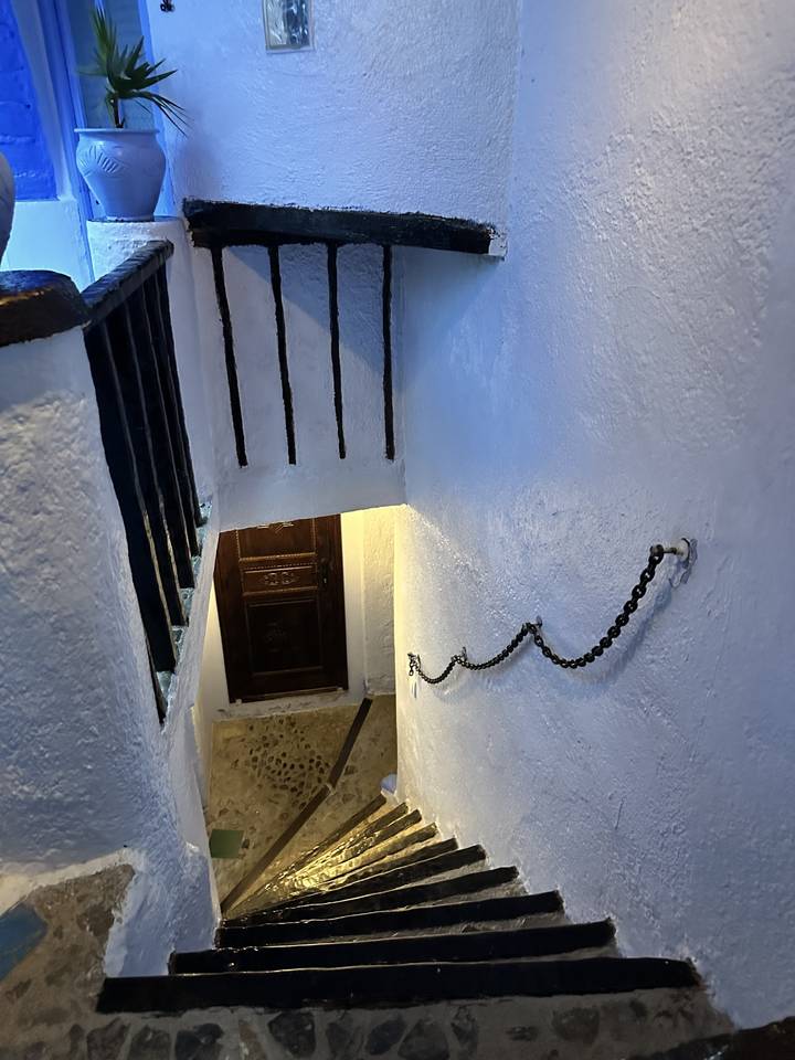 Vue à l'envers d'un escalier intérieur et d'un couloir.