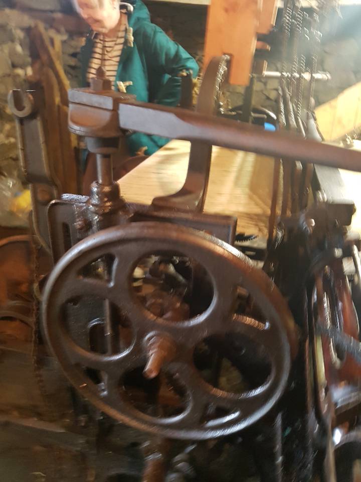 "Vieilles machines avec des engrenages et des manivelles."