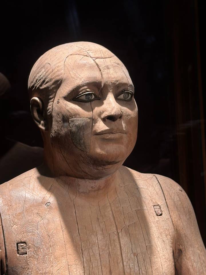 Statue ancienne en bois dans une exposition de musée.