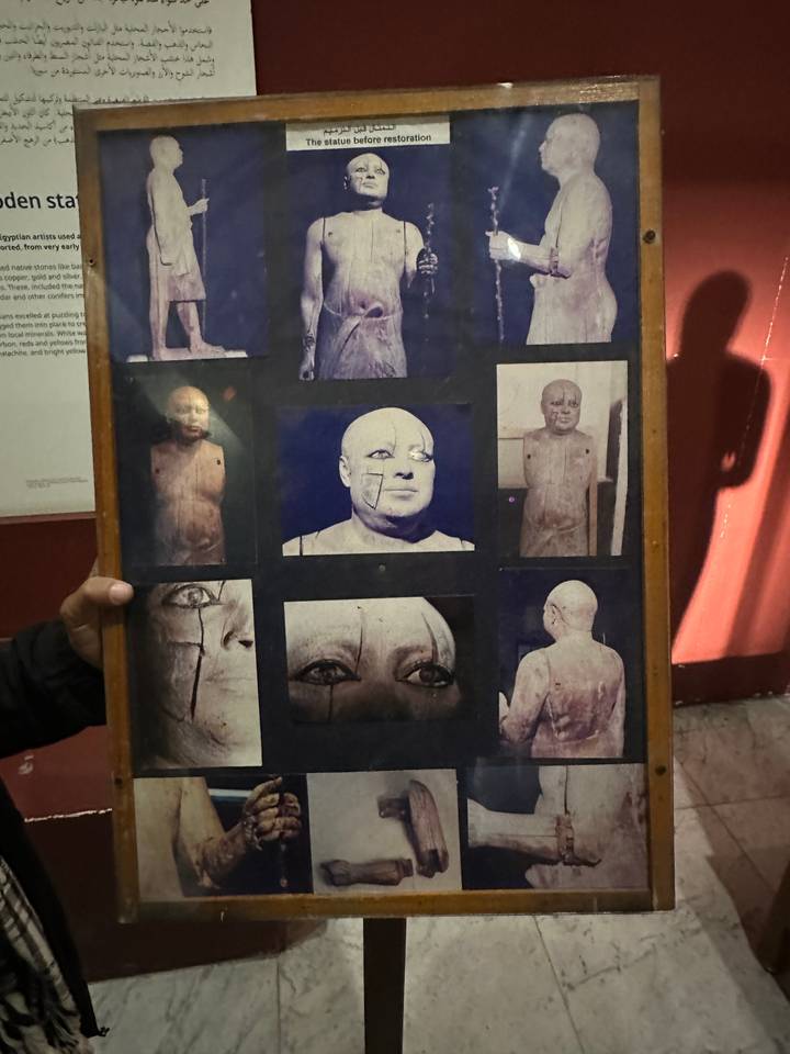 Collage de photographies représentant une exposition de statues anciennes en bois.