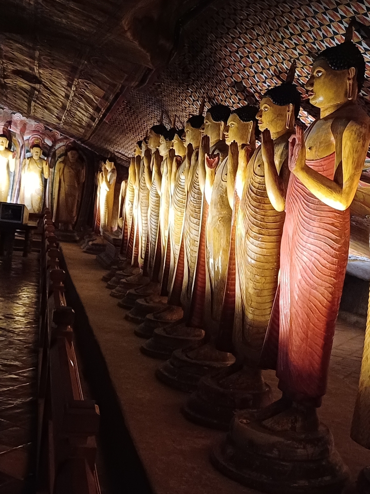 Statues de moines dans un temple.