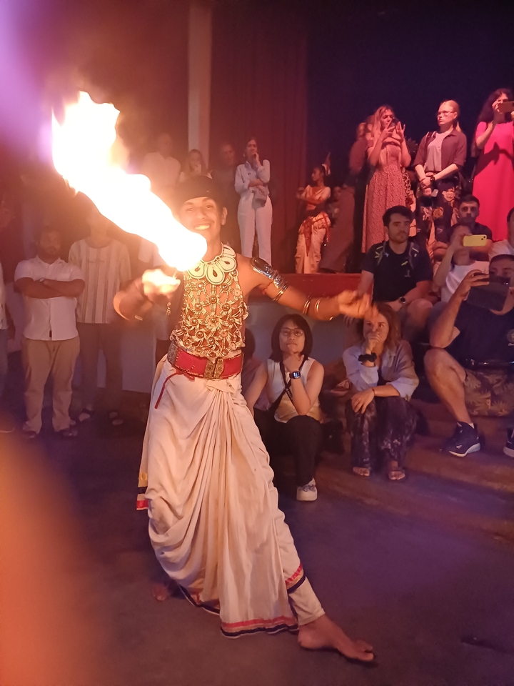 Danseur de feu se produisant devant un public.