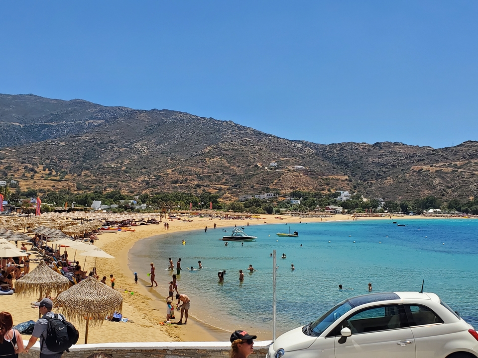 Plage animée avec des baigneurs de soleil et des nageurs.