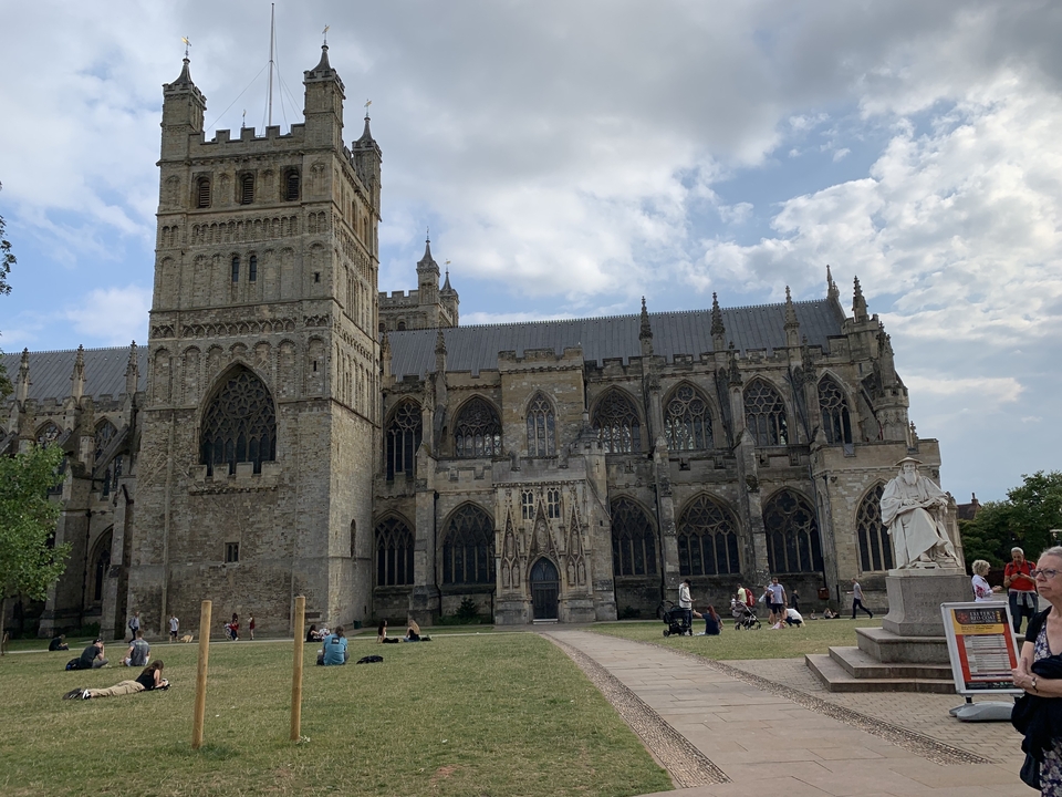 Vue extérieure d'une grande cathédrale gothique par une journée ensoleillée.