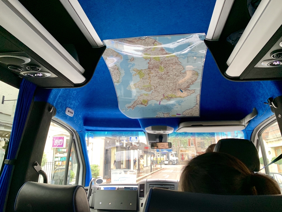 Intérieur d'un véhicule avec une carte au plafond.