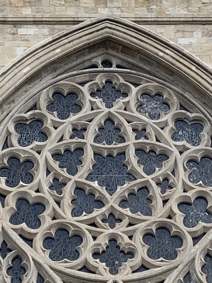 Gros plan d'une architecture en pierre complexe avec des motifs floraux.