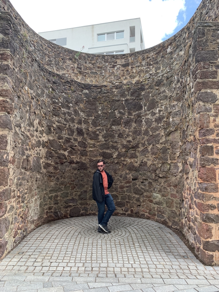 Personne posant dans une pièce en pierre.