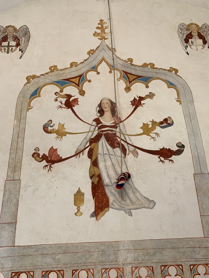 Gros plan d'une peinture de fresque sur un mur de chapelle.