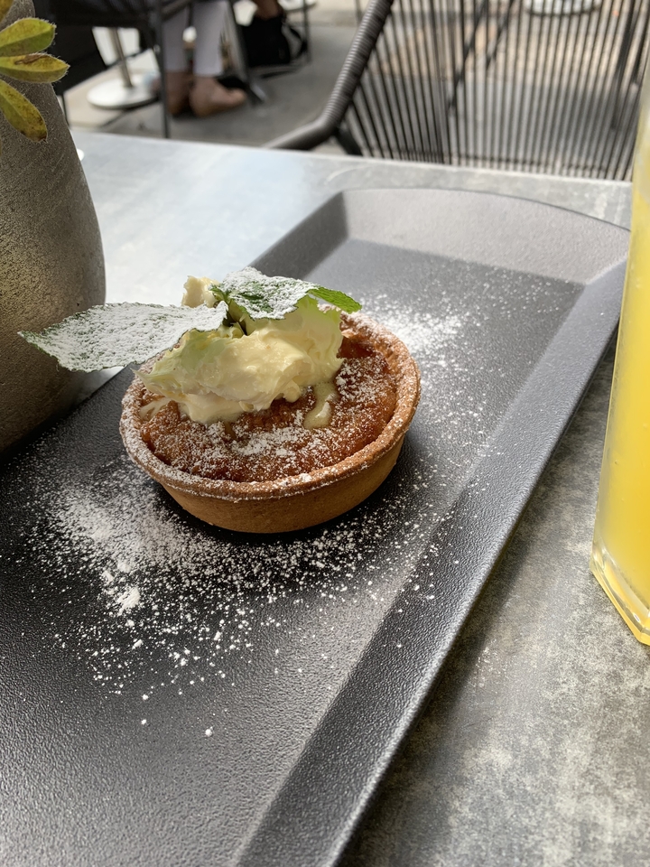 Pâtisserie de dessert avec crème et menthe sur une assiette.