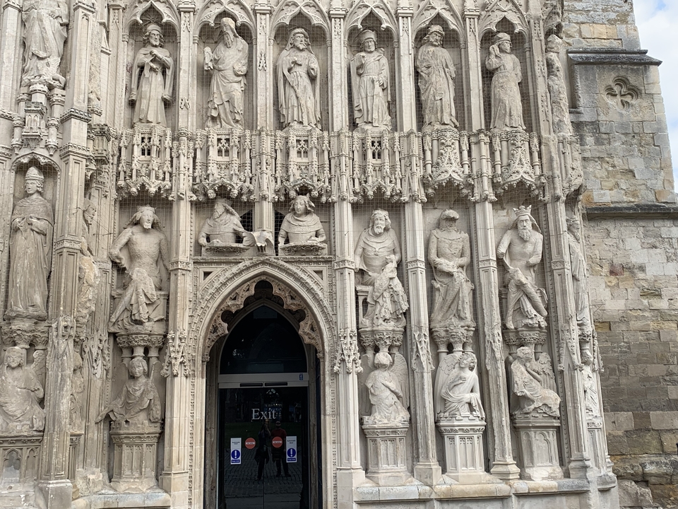 Gros plan de statues sculptées sur l'entrée d'une cathédrale.