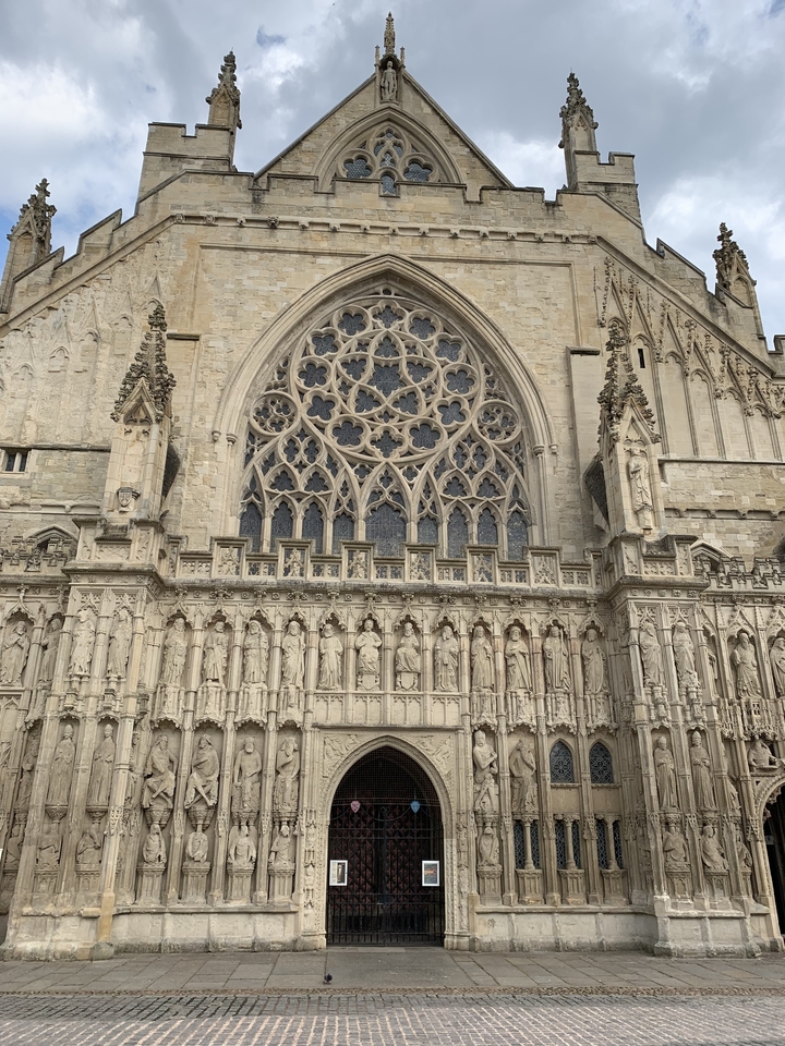 Façade élaborée de cathédrale en pierre avec rosace.