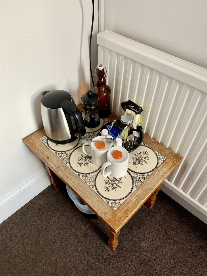 Service à thé et à café sur une petite table.