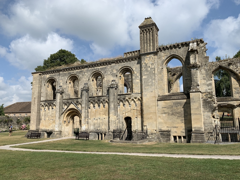 Ruines d'un ancien bâtiment avec des arcs et des colonnes.