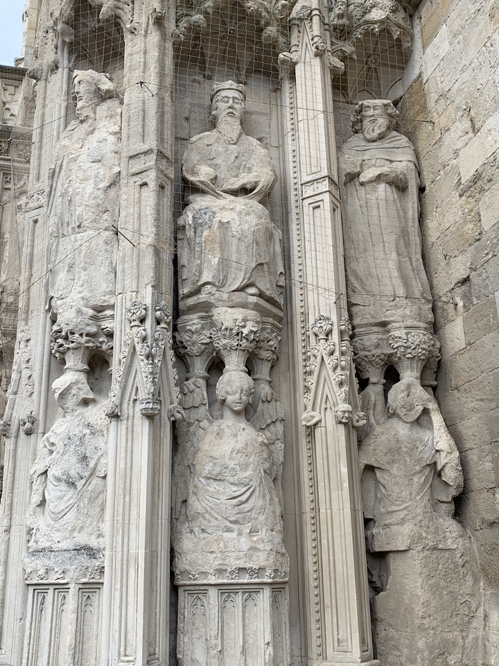 Architecture de pierre ornée de statues et de sculptures.