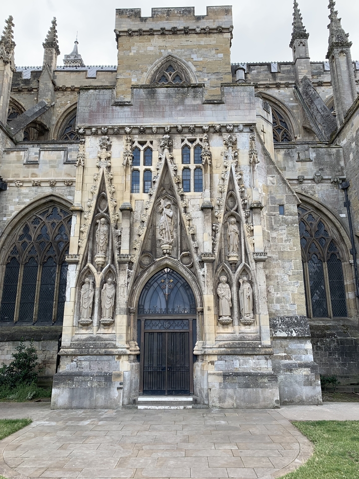 Façade d'église de style gothique avec statues.
