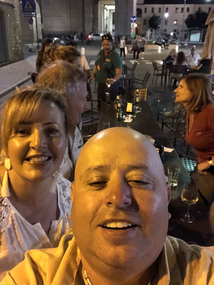 Groupe de personnes profitant d'une soirée dans un bar.