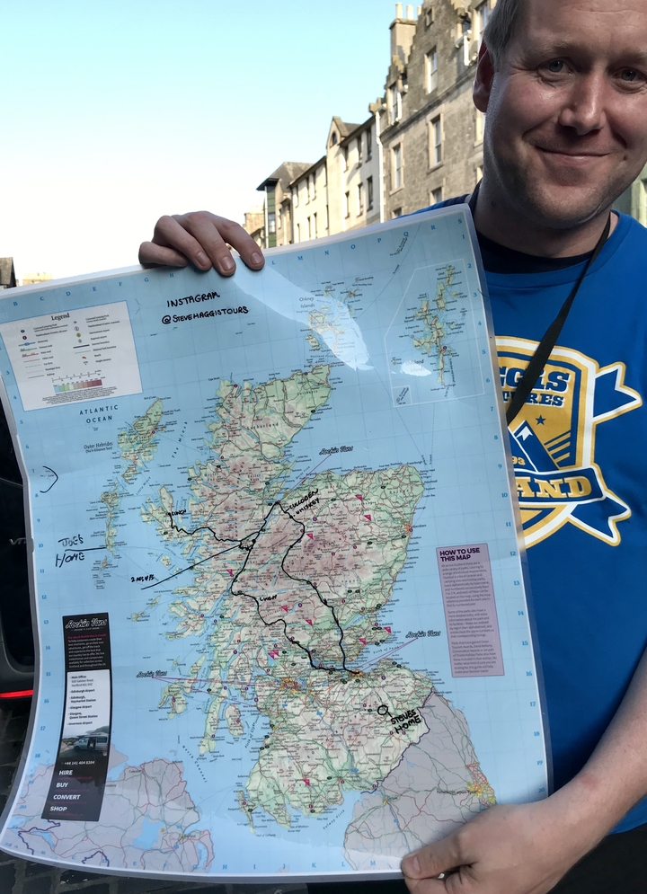 Carte de l'Écosse avec une personne partiellement visible.