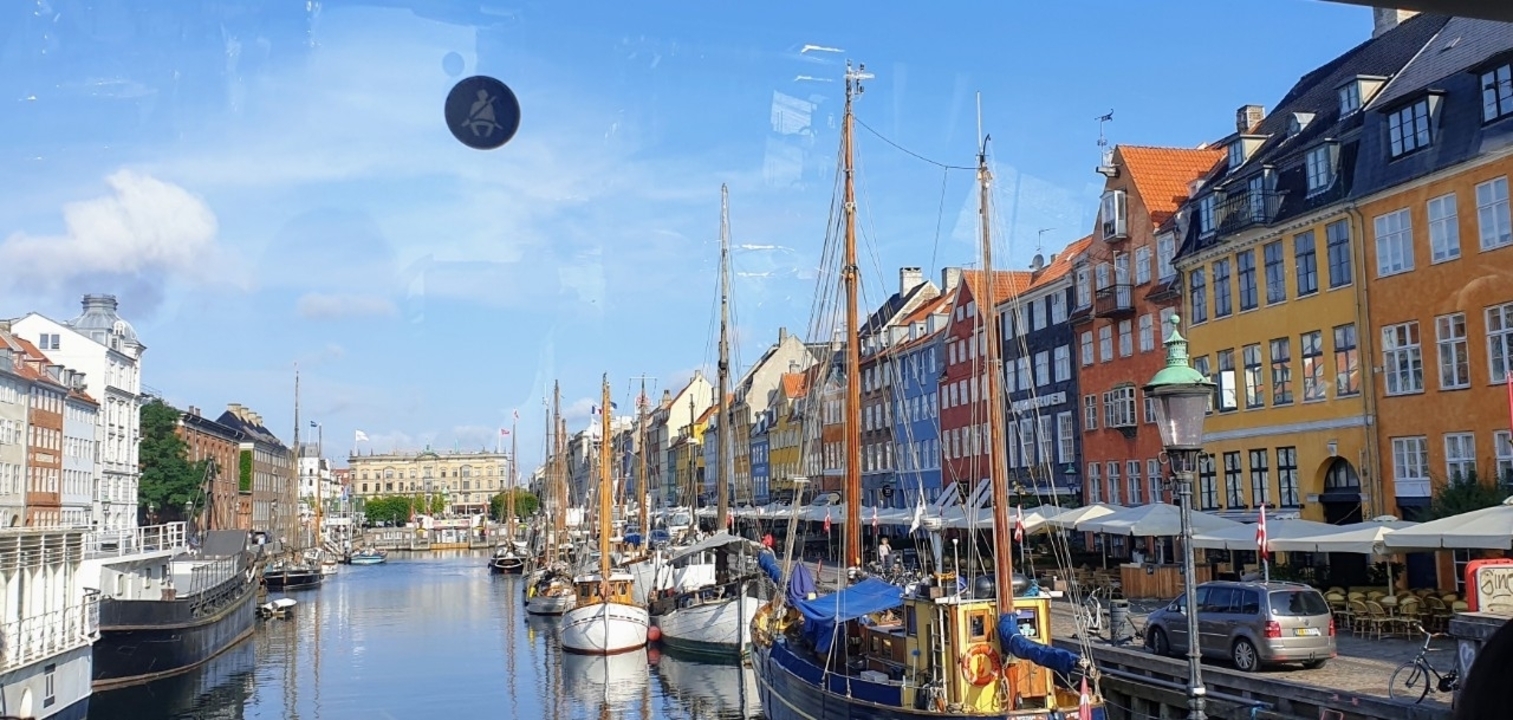 Bâtiments colorés et bateaux le long d'un canal à Copenhague
