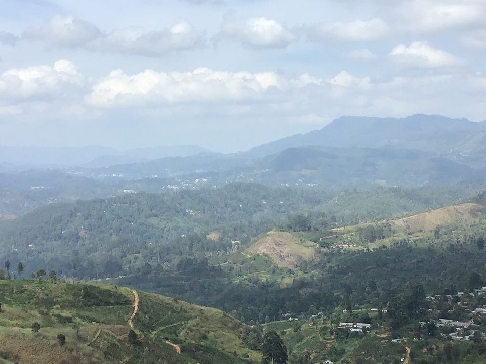 Vue de collines et de ciels brumeux.