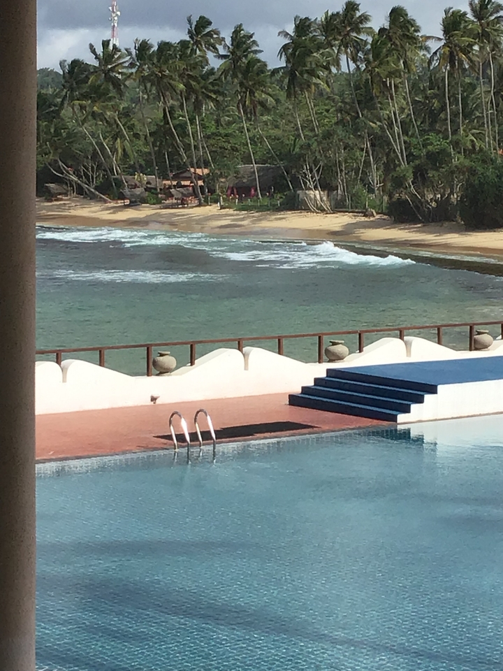 Piscine avec vue sur l'océan.